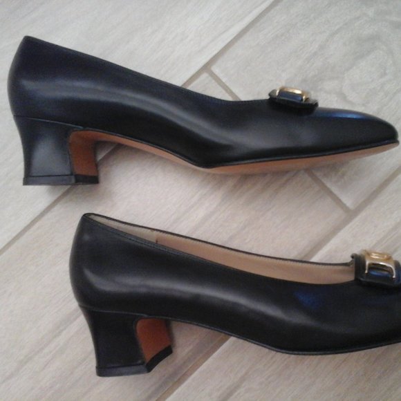 Salvatore Ferragamo Black Italian Leather Low Heel Pump. Size 7B - Picture 3 of 10